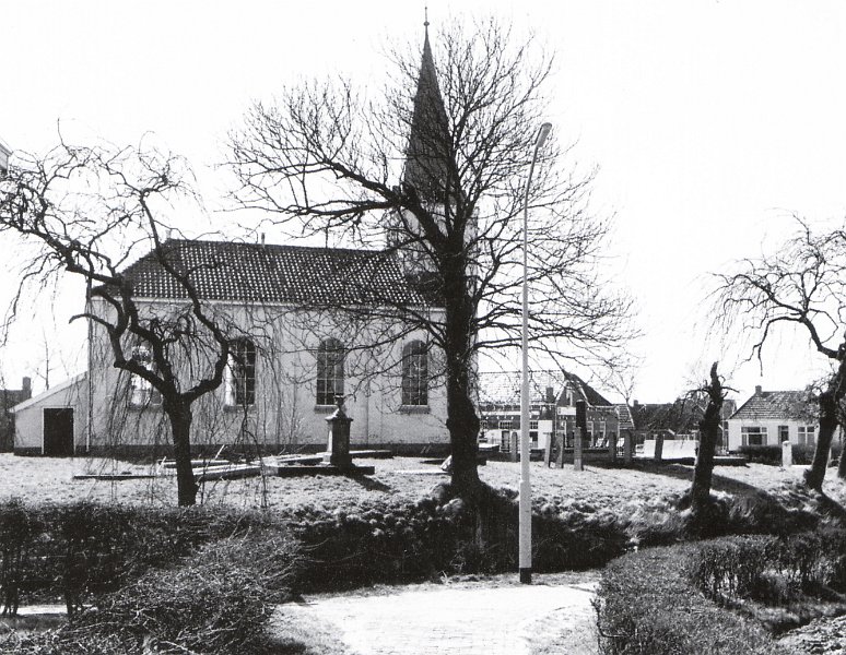 Weiwerd kerkje en begraafplaats op het dorp.jpg